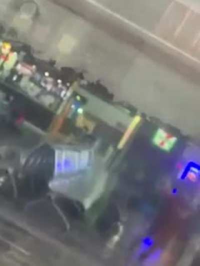 Momento del asalto y balacera en la Central Camionera del Sur, Taxque&ntilde;a, en Ciudad de M&eacute;xico.