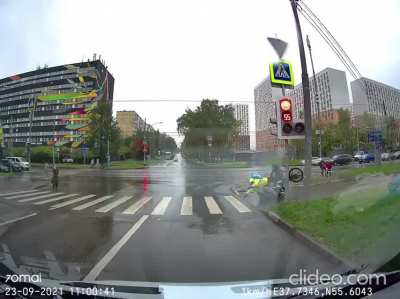 "В Москве курьер на велосипеде сбил коляску с ребенком."
