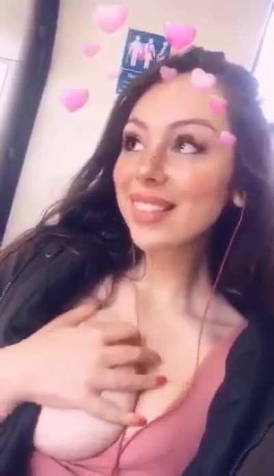 Alguien sabe algo esta chica, nombre, redes o algo?