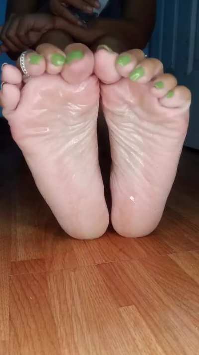 Aia_loey Sexy Green Toes &amp; Oily Soles 