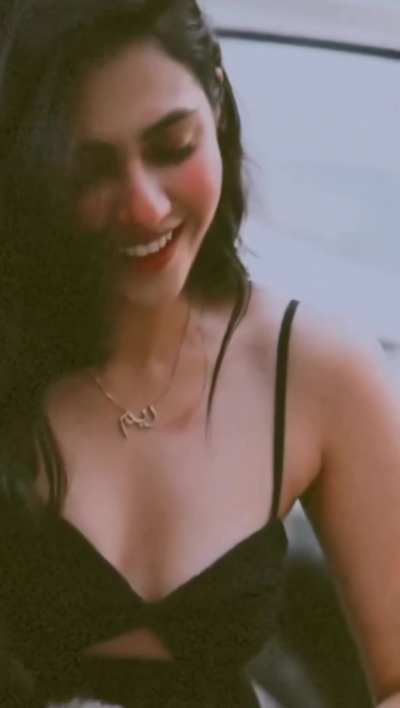 Such a Cute Red Face this Cunt Reem Sameer Sheikh has which will turn even more red after Face Fucking her. Also Chinaal shamelessly giving full view of her Round yet Saggy Tits and Massive Cleavage worth Titwanking.