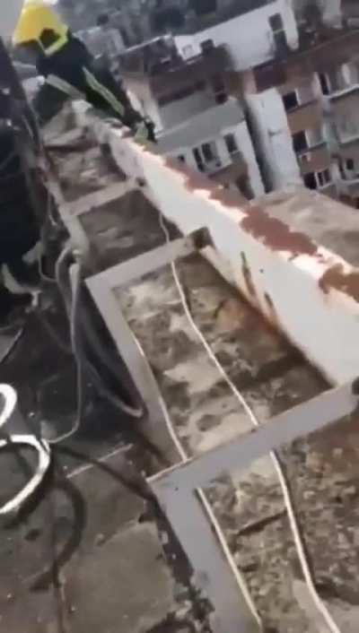 Drunk dude sleeping on building rooftop. Translation in comment section
