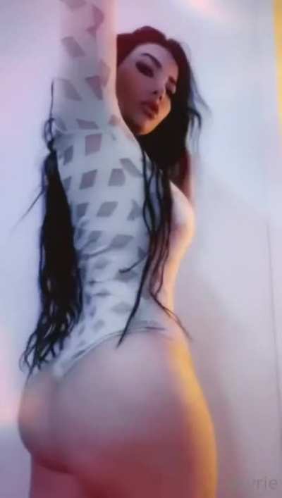 She can&rsquo;t twerk for shit 🤦🏽&zwj;♂️