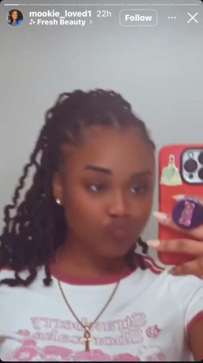 She barely post