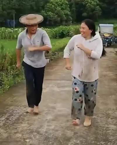 Ohhh this two got some moves ... They just feel the vibe of the music . So smoothin groove. Love this !