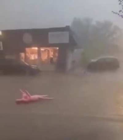Ayer, con las lluvias, alguien perdi&oacute; el amor.