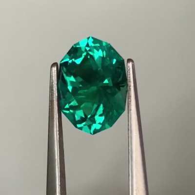 Super busy at Tucson, but I can&rsquo;t forget to share this hydrothermal lab emerald (&ldquo;Colombia&rdquo; color), in my Brandon-Sanderson-inspired &ldquo;Edgedancer&rdquo; oval! 6.5 x 9mm
