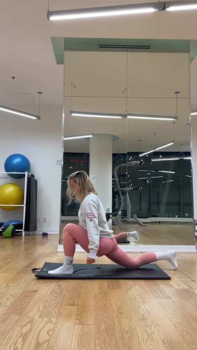 Front split practice 🤸🏻&zwj;♀️