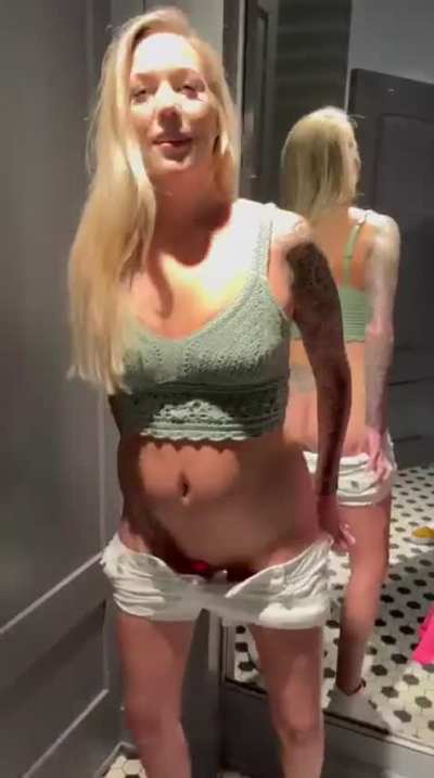 Ommmmg about to make me soak the chair at the mall [GIF]