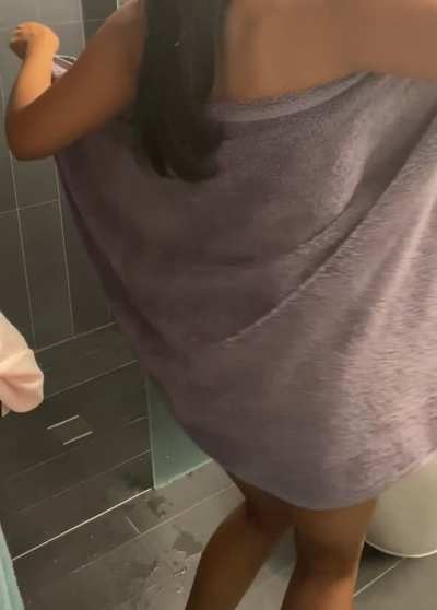 Daddy this towel doesn&rsquo;t cover me up too well&hellip;is that okay? 🤤