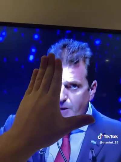 Massa tiene tan dominado el arte del panquequismo, que puede poner dos caras a la vez O.O