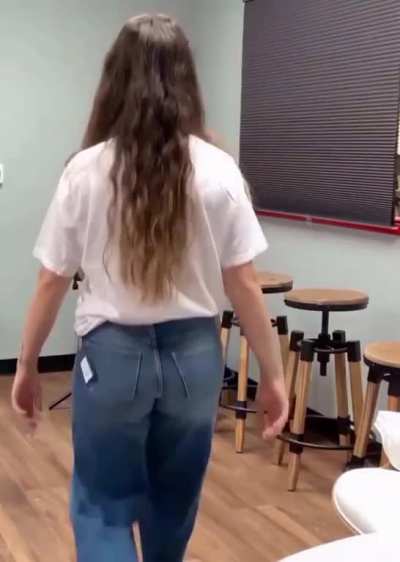Cats ass in new vid!