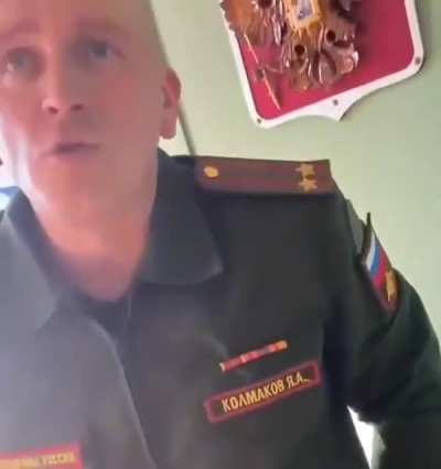 "Мировой безопасности и стабильности требуются свежие поставки наших пацанов на убой" Безграничная власть подполковника Колмакова Я. А. Штабист требует отслужившего срочную подписать контракт с ВС РФ. - Посмотри на мои звезды... Щас полетишь у меня в "Гор