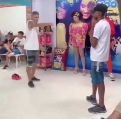 um querido participando da batalha de brega funk arriscando passos transcendentais