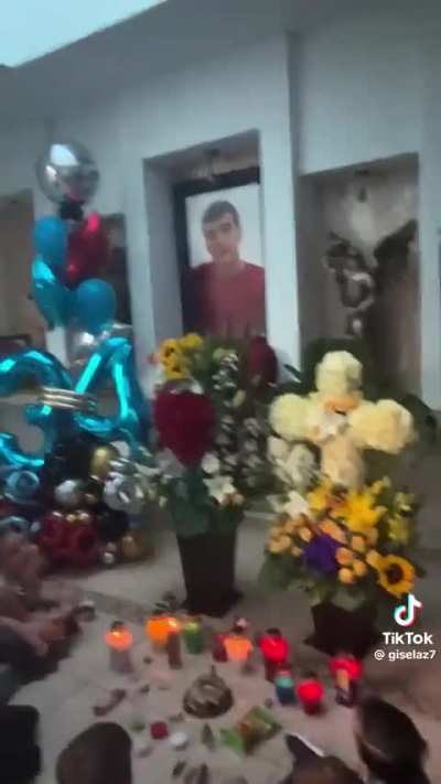 Recent video of the family of Gonzalo Octavio Araujo Zazueta &ldquo;Chalito&rdquo; ✝️ celebrating his birthday at his pante&oacute;n (son of Gonzalo Araujo Pay&aacute;n &ldquo;El Chalo&rdquo; ✝️ &amp;amp; brother of Aislin Araujo &amp;amp; Larissa Araujo)