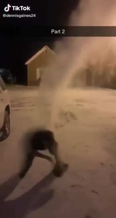 Let&rsquo;s throw boiling water in the cold air