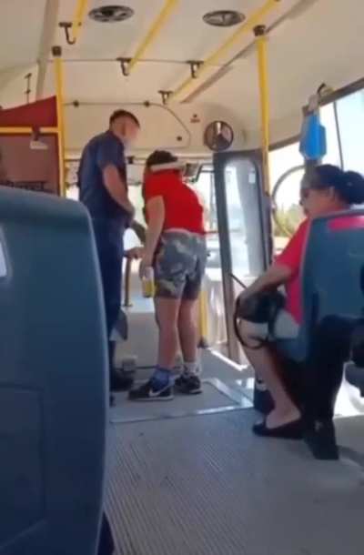 Una chica se subi&oacute; al 504 con cerveza y cuando un polic&iacute;a la quiso bajar se le plant&oacute;