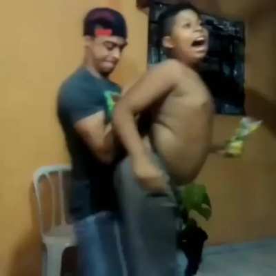 Z&oacute;io ele &eacute; menor de idade vai d&aacute; merda