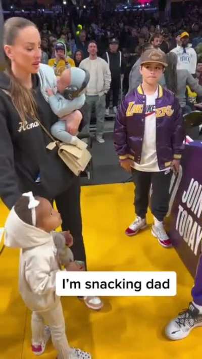&eth;LA Lakers PG Dennis Schroeder Enjoying His Beautiful Wife &amp; Family Before The Game&eth;&cedil;&eth;&frac14;&eth;&curren;&acute;&eth;&iquest;&eth;&frac14;&eth;&frac12;&eth;&frac14;&eth;&frac12;&eth;&frac14;&eth;&frac12;