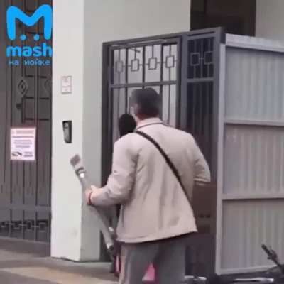 В Санкт-Петербурге курьеру пришлось сломать решетку на воротах, чтоб попасть во двор к клиенту и доставить заказ.