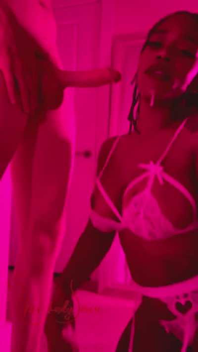I love letting the cum from his BWC drip from my chin OF:theeladysiren