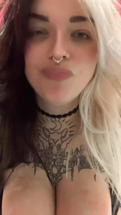 Work bathroom titty bouncing is the best. Change my mind.