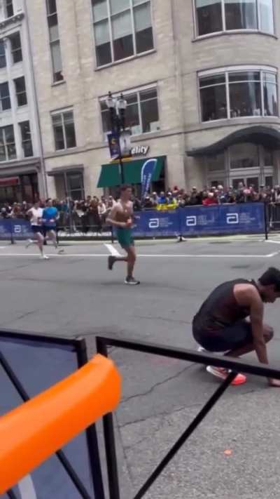 Dudes see another runner in distress and had to help