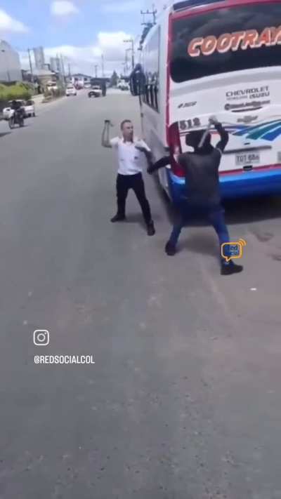 Bus driver and street vendor fight wielding machetes in Mexico