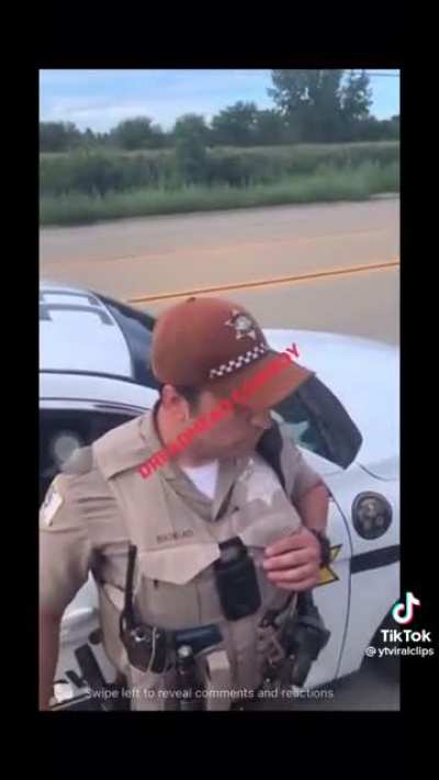 Guy gets pulled over while horse riding, gets asked for liscence and to "park" his horse lmao