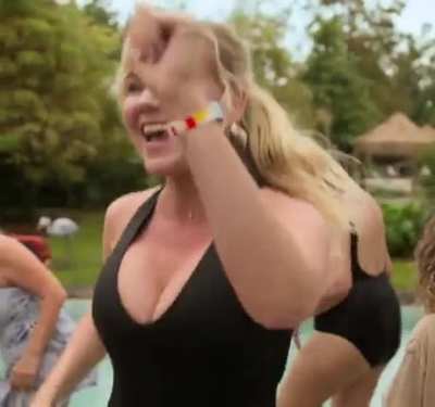 Kirsten Dunst Bouncy Cleavage
