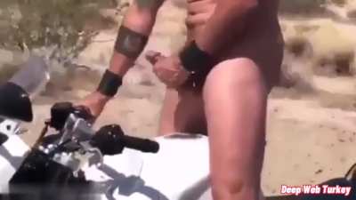 Motosiklet sürerken 31 çeken adam