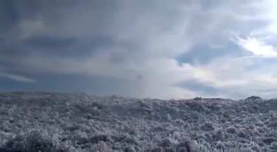 Torres de alta tensión de la línea Futaleufú - Puerto Madryn, Chubut, colapsando por el peso del hielo, fuertes vientos y oscilaciones mecánicas. Según las últimas noticias cayeron 55 torres.