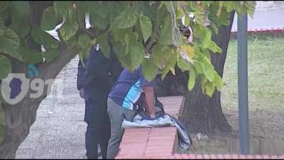 Pandilla de nenes maleantes blandía un arma de juguete en una plaza y terminó detenida