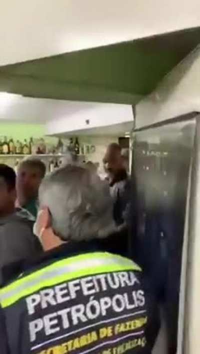 Os caras disfar&ccedil;aram o bar como um Pet Shop pra funcionar durante a pandemia