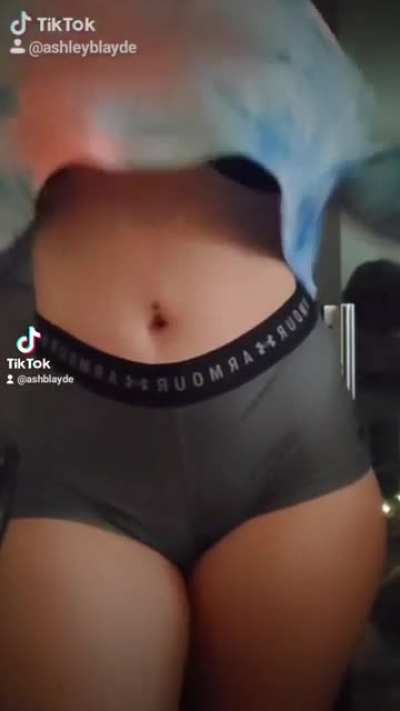 Camel toe queen🤤