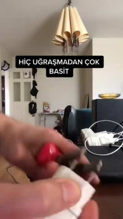 Artık bozulan şarj adapt&ouml;r&uuml;n&uuml; atmıyoruz..