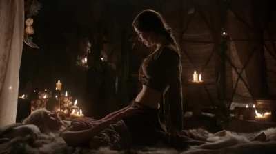 Roxanne McKee, Emilia Clarke (Game of Thrones) (loop)