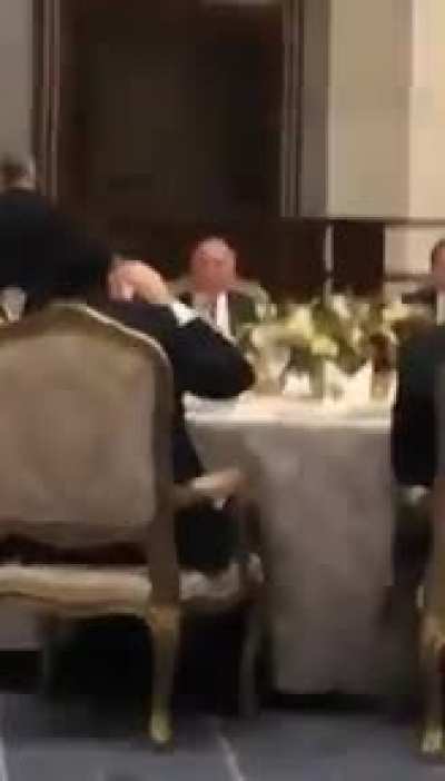 K&uuml;lliyede &ccedil;ekilen g&ouml;r&uuml;nt&uuml;lerde,Cumhurbaşkanı Erdoğan'ın masasında rakı g&ouml;r&uuml;ld&uuml;