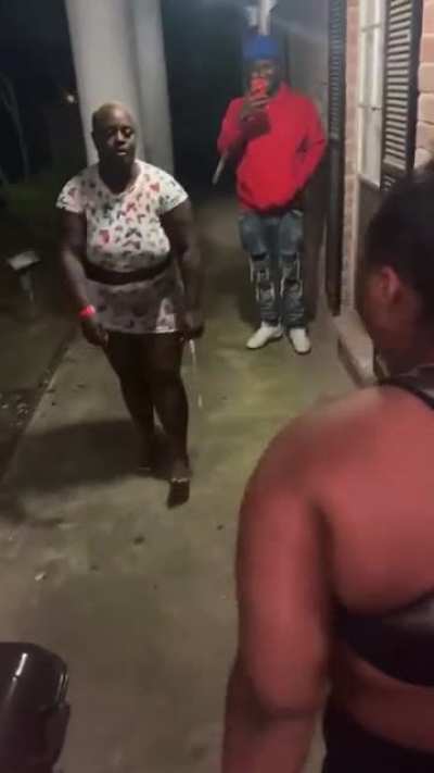 She was throwing HAYMAKERS 😂😂😂😂😂😂