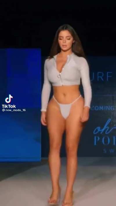 Hay padrino!!!!😱😱😱😍😍😍 No es g&oacute;tica pero est&aacute; nalgona