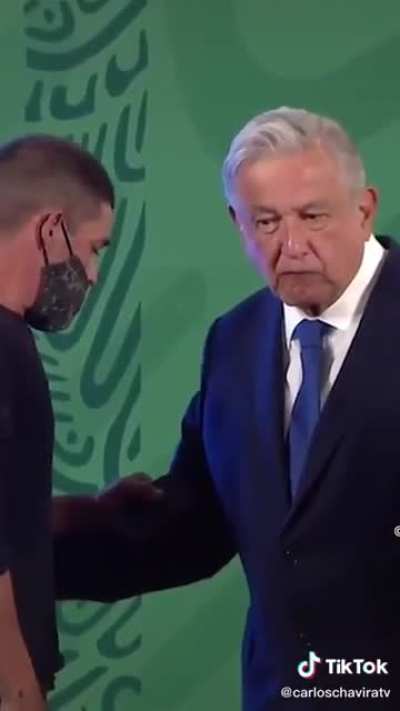 Cant&aacute;ndole para que le deposite su beca