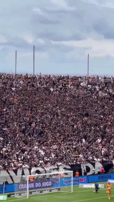 Torcida do Corinthians protesta na Neo Qu&iacute;mica Arena ap&oacute;s derrota por 3 a 1 para o Novorizontino.

"Bando de cuz&atilde;o, tem que ser homem pra jogar no Coring&atilde;o"
