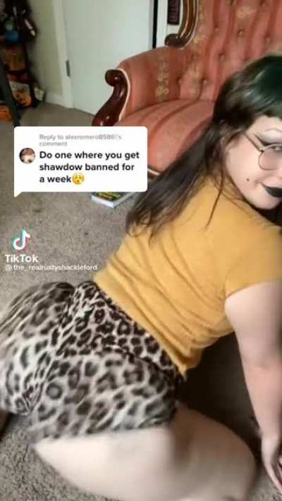 Goth girl shaking her phat ass