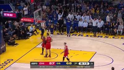 [Highlight] Curry throws a hail mary pass to Draymond who shows off the wingspan to catch and finish a one-handed layup