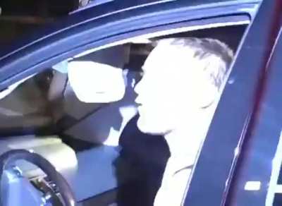 llevaba el traje negro debajo