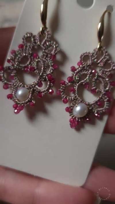 I made this pair of earrings using zircon and metal wires.Even without direct sunlight, they still shine so brightly that they can't be focused on properly.