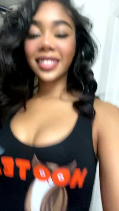 Your favorite Hooter&rsquo;s girl is a slut 😝