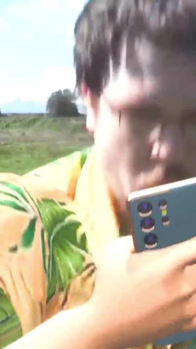 JDG du pass&eacute; qui se prend le cam&eacute;raman parce qu'il est concentr&eacute; sur son smartphone