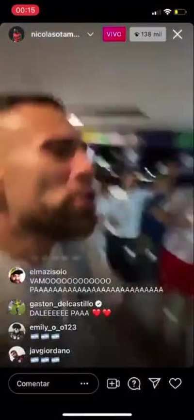 Emi Martinez "playing" with the cup while the rest of the team sings against argentinian journalist