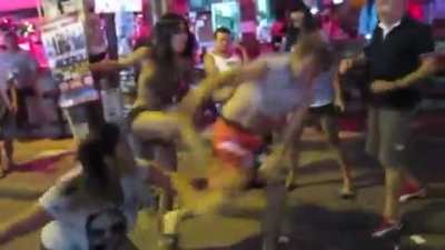 Thai women beat American tourist for groping one of them